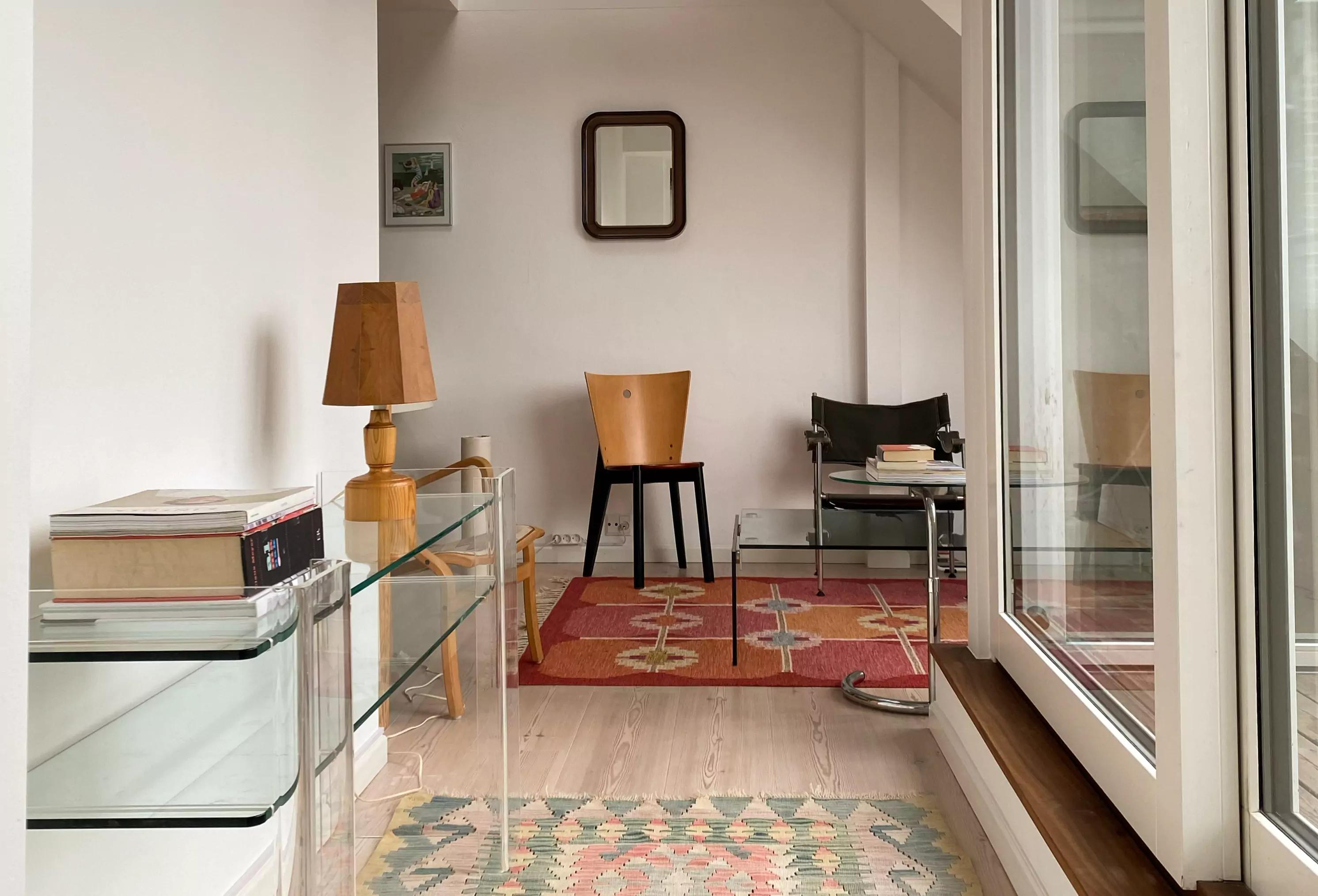 Indret din stue med brugte møbler og interiør image