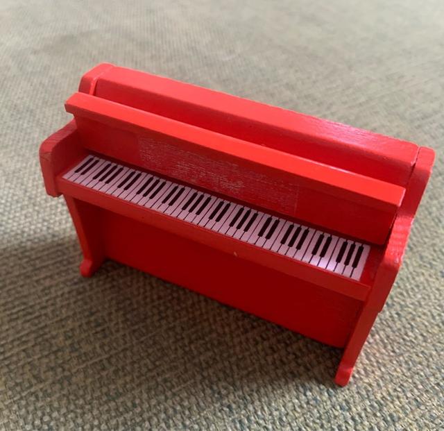 Vintage PIANO dockhus Lundby inredning i RÖD design