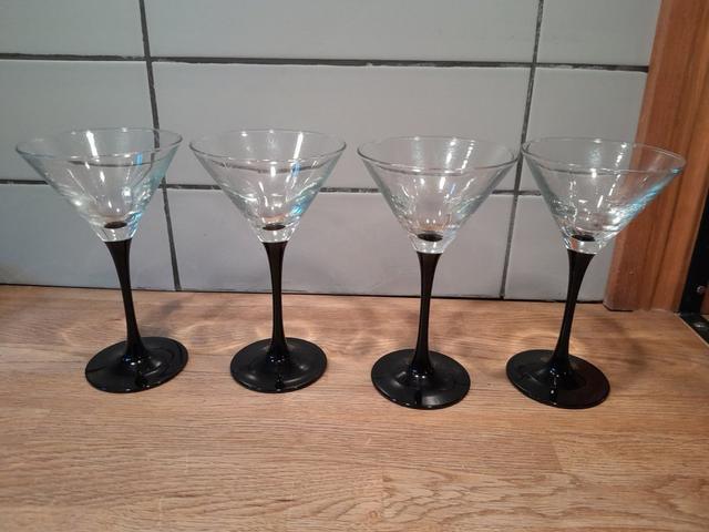 4 cocktailglas glas med svart fot från LUMINARC FRANCE martiniglas