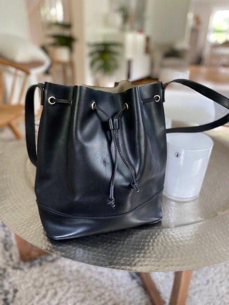 Axelremsväska Hunkydory Bucketbag stilren modell svart