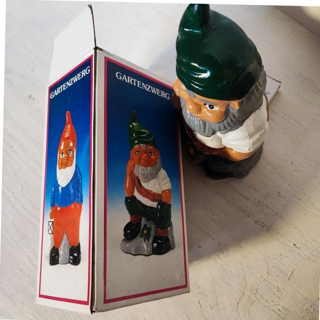 Söt liten jultomte tomte i keramik i sin originalförpackning