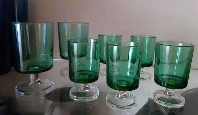 7 gröna glas på fot 2 storlekar 5+2 France 60 tal RETRO