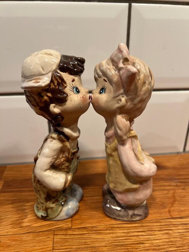 Figurin kissing boy girl