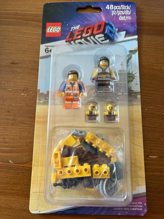 LEGO The Lego Movie 2 Emmet Minifigure Set 853665