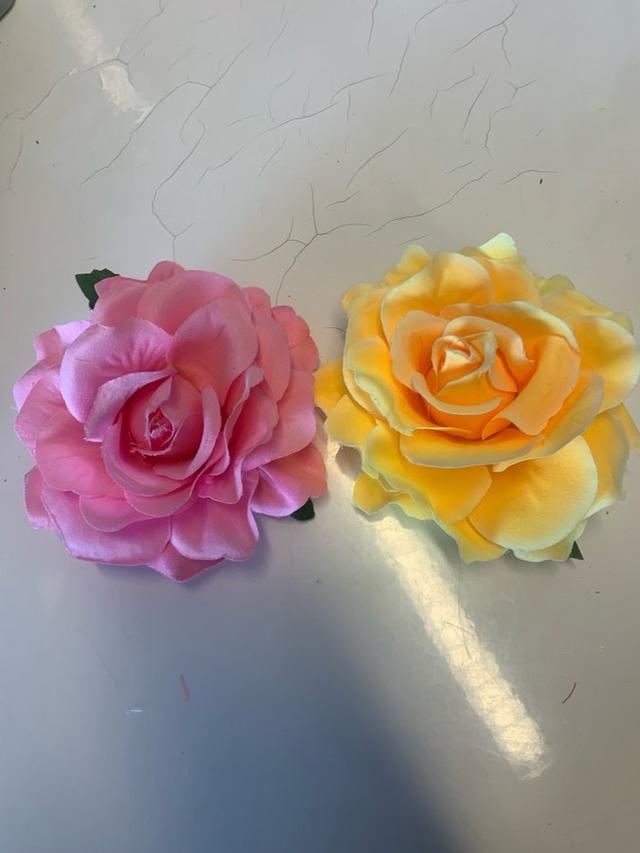 Två rosor hårspänne/brosch i rosa och gul nya!