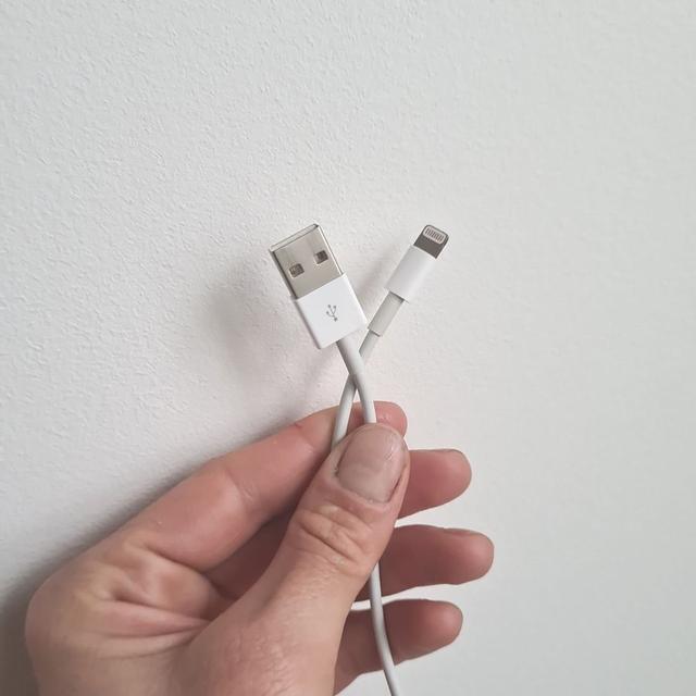 NY/OANVÄND! APPLE Lightning till usb-kabel (1 m) (LADDNINGSKABEL) ORDPRIS 270KR