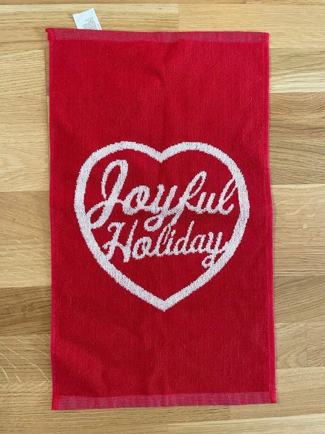 Oanvänd liten julhandduk Joyful Holiday från HM Home!