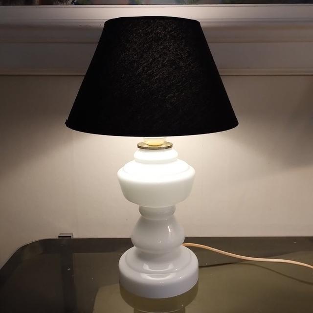 FYNDPRIS Retro vit bordslampa med svart skärm Odreco Danmark Opalglas