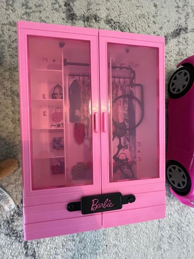 Barbie garderob med tillbehör