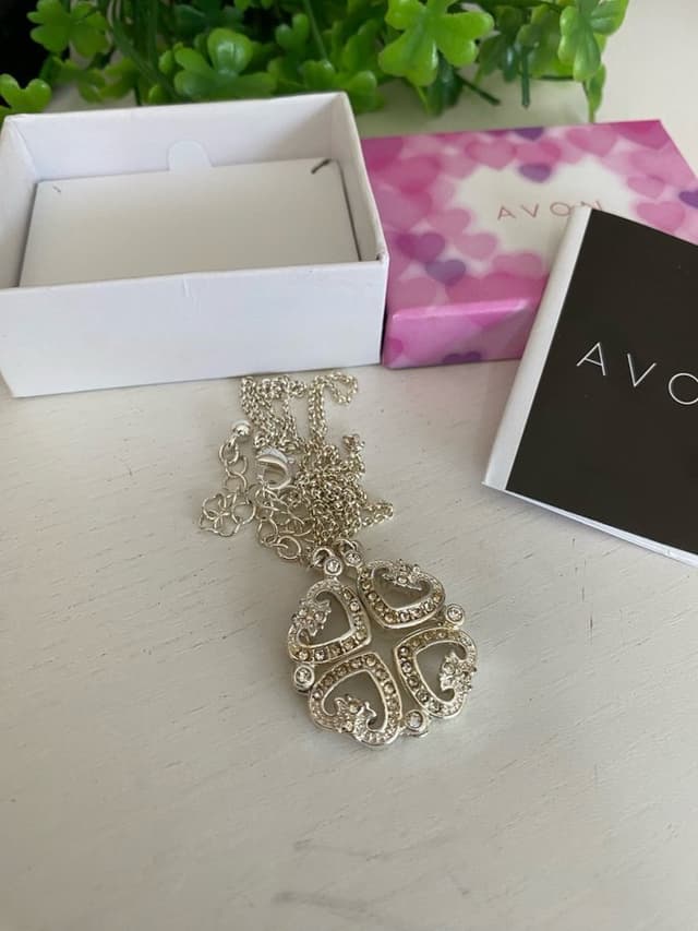 Nytt vackert berlock-halsband från Avon