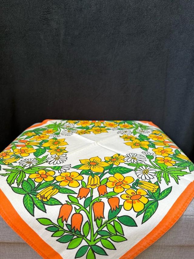 Tryckt orange grön duk med blommor Retro