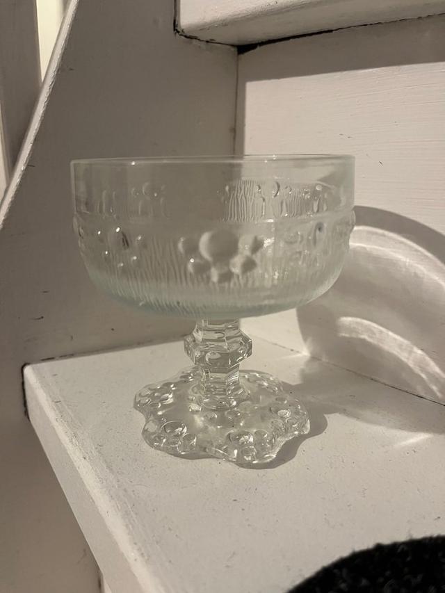 En söt liten glas skål på fot